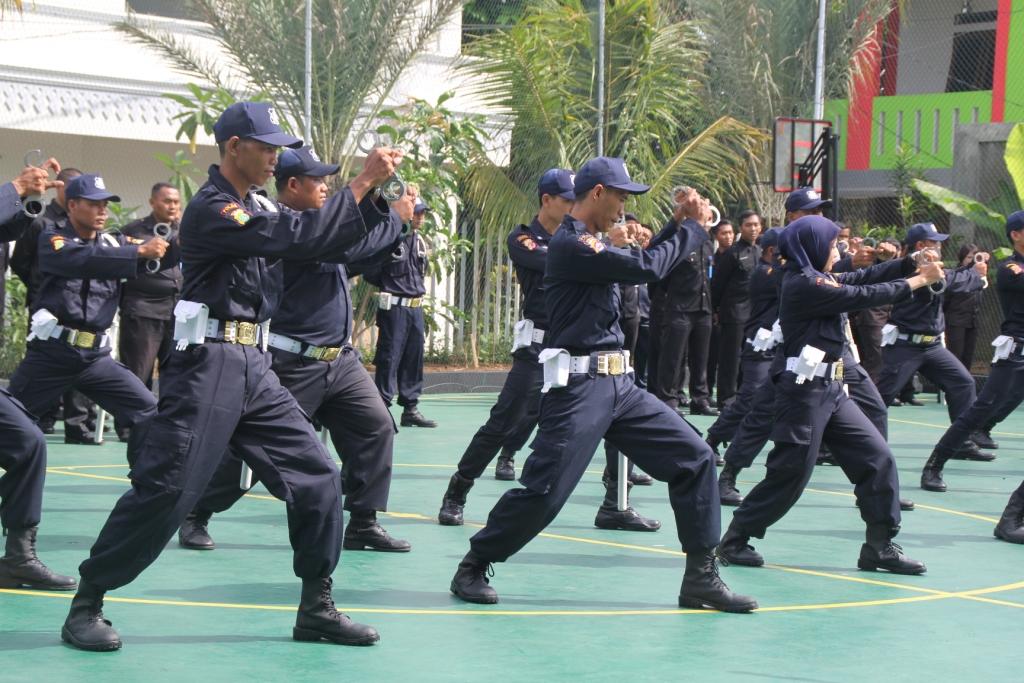 Sesi outbound dan team building